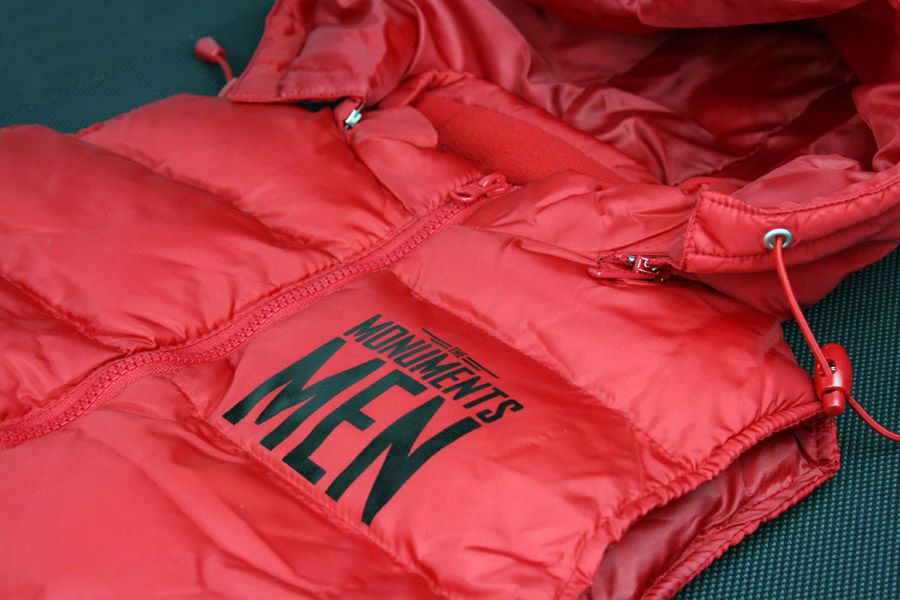 rode bodywarmer voor de filmpremiere van Monuments Men